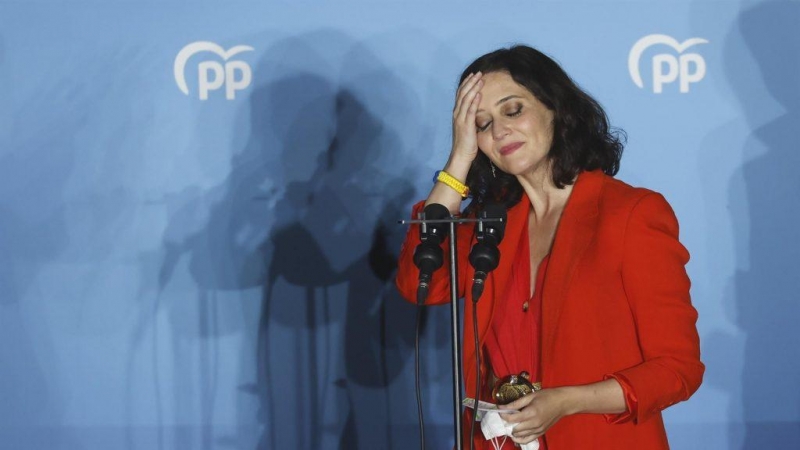 La presidenta de la Comunidad de Madrid y candidata por el Partido Popular a la reelección, Isabel Díaz Ayuso, en el balcón de la sede del partido en la calle Génova.