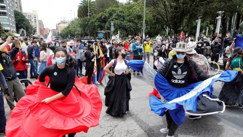 Un grupo de personas baila durante una protesta en rechazo a la violencia ocurrida en las protestas, en el Parque Nacional de Bogotá (Colombia), este 6 de mayo de 2021.