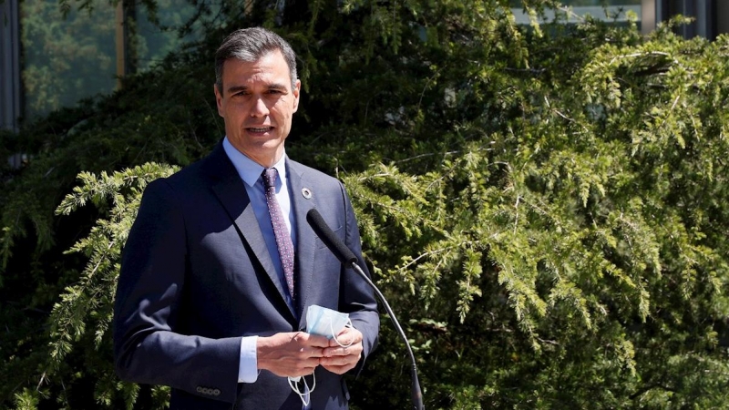 El presidente del Gobierno, Pedro Sánchez, realiza unas declaraciones a los medios de comunicación tras votar en las elecciones autonómicas de Madrid del 4M. EFE/Ballesteros