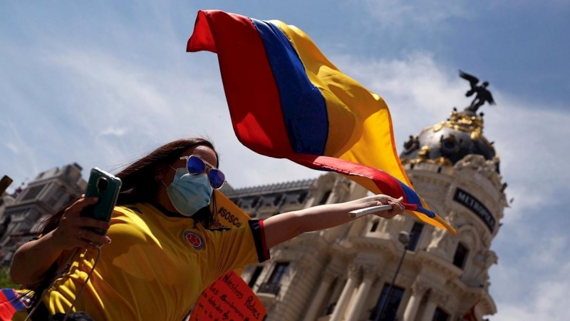 08/05/2021. Una mujer ondea una bandera de Colombia en la manifestación de este sábado, en Madrid. - EFE