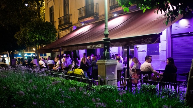 09/05/2021. La terraza de un bar de copas la primera noche sin toque de queda, en Sevilla. - EUROPA PRESS