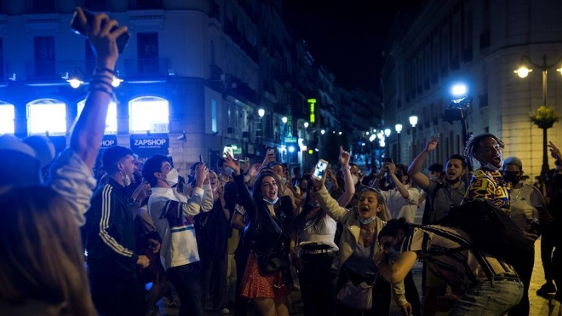 09/05/2021. Numerosas personas cantan y bailan en la Puerta del Sol de Madrid. - EFE