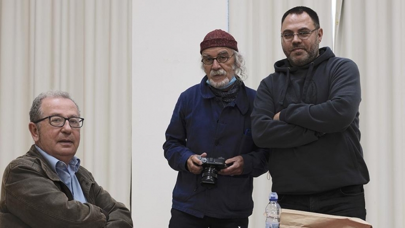 Albino Prada, con el autor de la entrevista, Erik Dobaño (derecha) y el fotógrafo, Manuel Álvarez.
