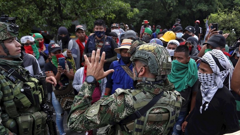 Soldados hablan con indígenas durante una manifestación en Cali (Colombia) este domingo 9 de mayo.