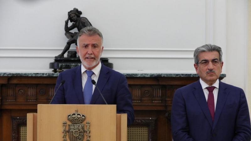 El presidente del Gobierno de Canarias, Ángel Víctor (d) Torres y el vicepresidente del Gobierno de Canarias, Román Rodríguez (i), en una imagen de archivo