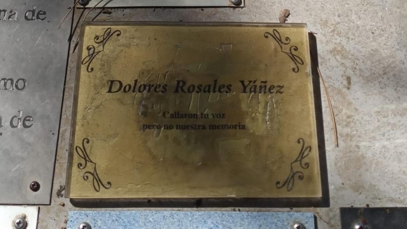 Placa de Dolores Rosales en el memorial del parque natural. - Cedida