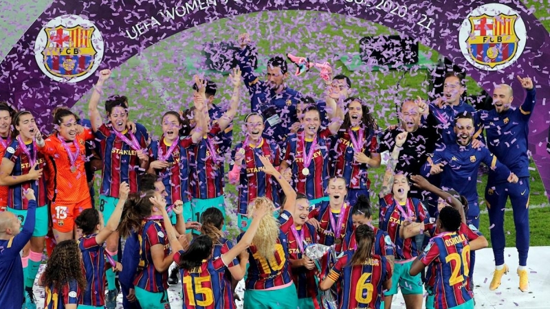 Las jugadoras del FC Barcelona levantan la copa tras vencer al Chelsea CF por 0-4 en la final de la Liga de Campeones femenina que ambos equipos han disputado en el estadio Gamla Ullevi de Goteburgo (Suecia).