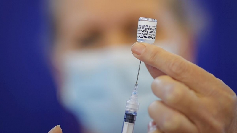 Una sanitaria preparando una de las vacunas contra la covid-19.