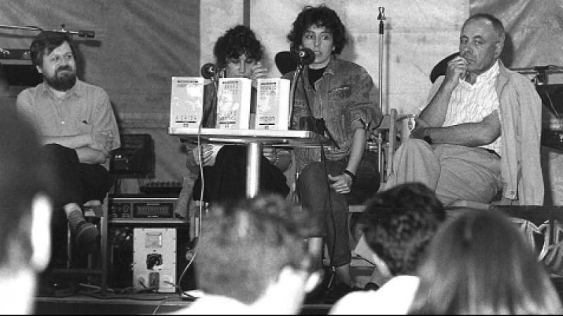 Xela Arias presenta la colección 'Grandes do Noso Tempo', de Xerais, acompañada de Xavier Baixeiras, Maló Cabrera y Valentín Arias, en la Feria del Libro de Vigo, de 1989.