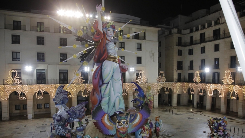 El monumento 'Con otra mirada' en la Plaza del Ayuntamiento de Alicante como parte de las tradicionales fiestas de les Fogueres de Sant Joan 2019