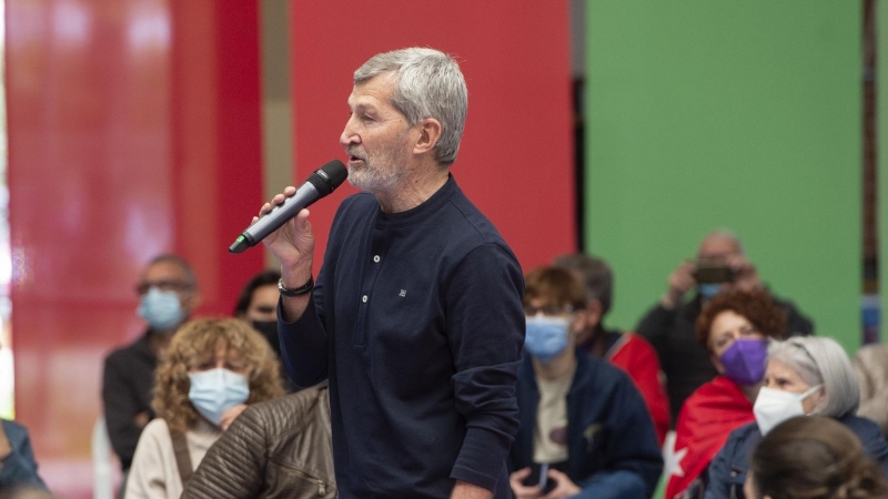 Uno de los candidatos de Unidas Podemos a la Asamblea de Madrid, Julio Rodríguez interviene durante un acto del partido en el Polideportivo municipal Cerro Buenavista de Getafe, a 27 de abril de 2021, en Madrid (España).
