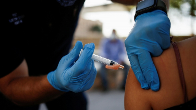 7/05/2021. Imagen de archivo de un trabajador sanitario administrando una vacuna de Moderna, en Texas (EEUU). - REUTERS