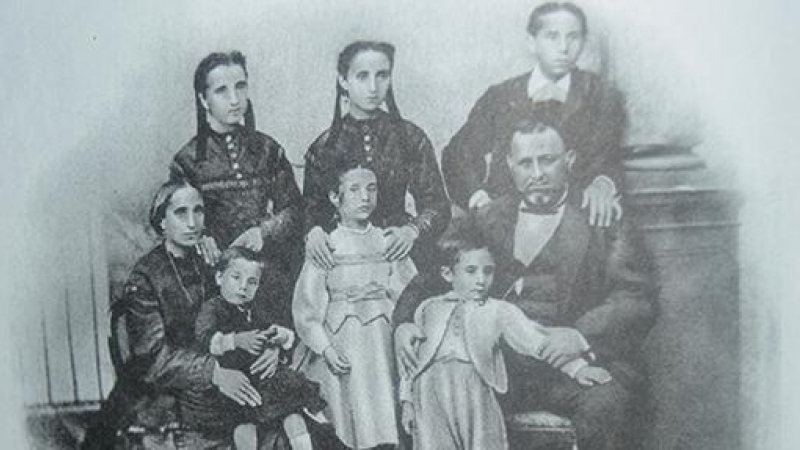 La familia Arana  Goiri. Sabino con la madre y Luis, con el padre.