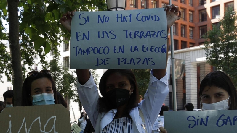 25/05/2021.- Médicos Internos Residentes (MIR) protestan a las puertas del Ministerio de Sanidad en Madrid, este martes.