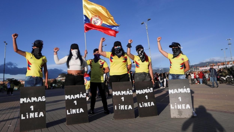 Un grupo de las llamadas 'Madres de Primera Línea' durante una de las protestas contra el presidente colombiano Iván Duque, en Bogota (Colombia). REUTERS/Luisa Gonzalez