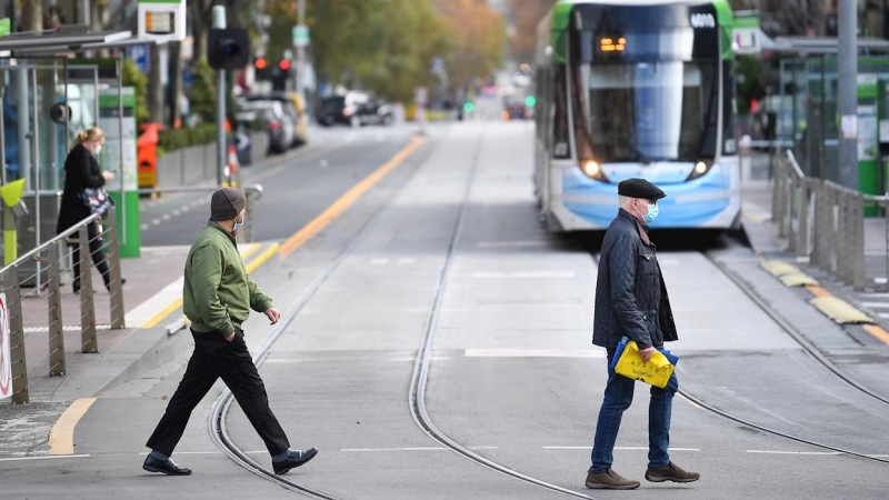 Varias personas con mascarilla en las calles de la ciudad de Melbourne.