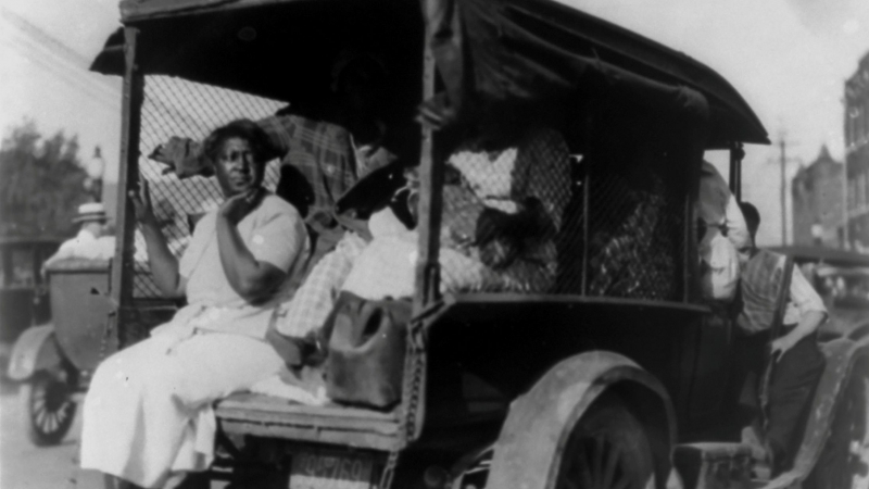 Un camión transporta a afroamericanos durante la masacre racial de 1921, en Tulsa (Oklahoma). - NAACP / REUTERS