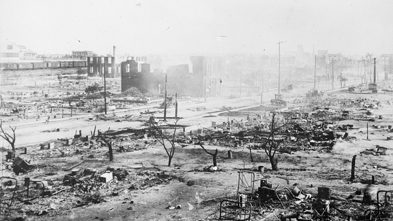 El barrio de Greenwood en ruinas después de que pasara una turba durante la masacre racial, en Tulsa. - Biblioteca del Congreso / Reuters