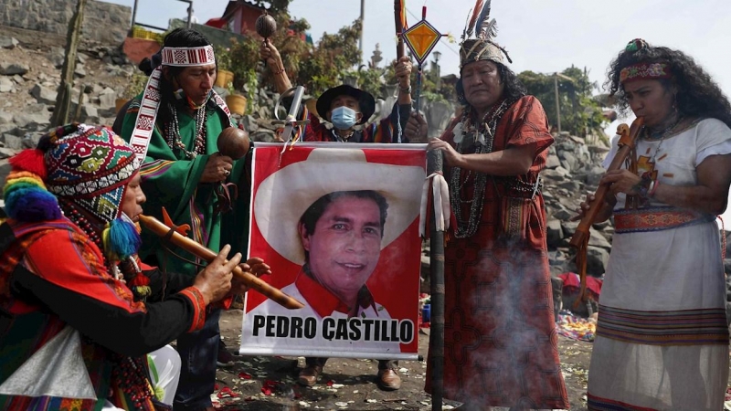 Chamanes realizan en Lima un ritual en apoyo a Pedro Castillo.