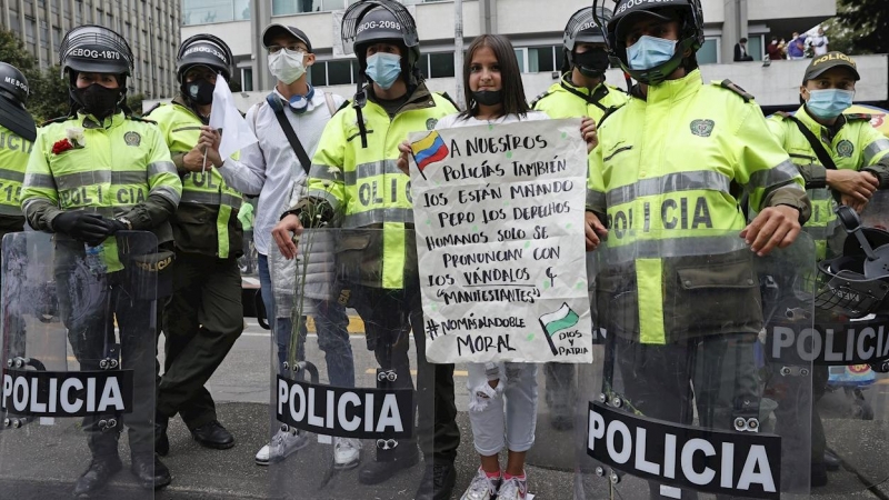 Una joven sostiene un cartel en favor de la Policía de Colombia, en Bogotá (Colombia). EFE/ Mauricio Dueñas Castañeda