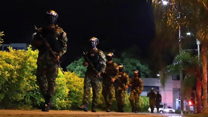 Miembros de las fuerzas de seguridad colombianas después de la orden de 'despliegue máximo' del presidente Iván Duque. REUTERS / Juan B Diaz