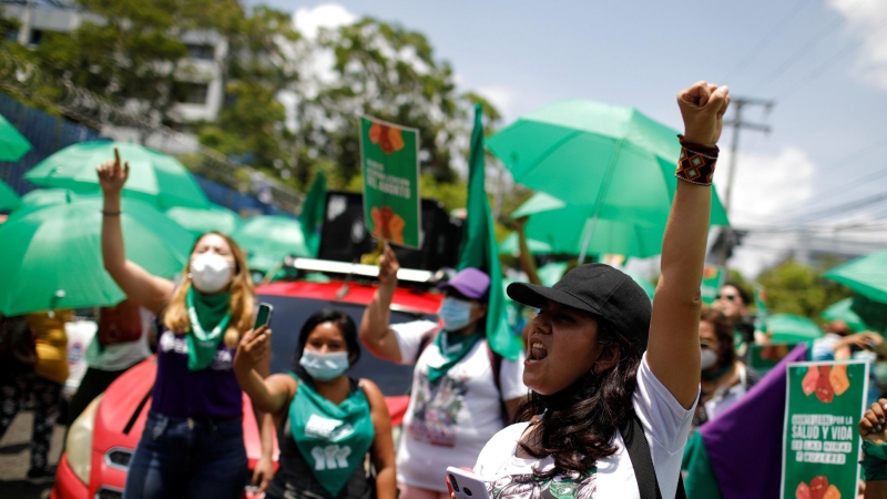 Una manifestación feminista en San Salavador