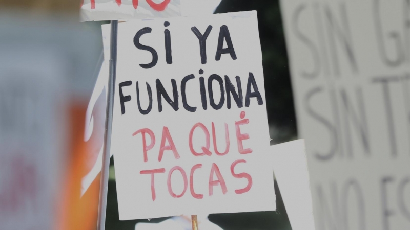 Una persona sujeta un cartel en el que se lee: 'Si ya funciona pa qué tocas', en la manifestación convocada por la plataforma FSE Unida como protesta al sistema de adjudicación de plazas para el MIR este año frente al Ministerio de Sanidad, a 25 de mayo d
