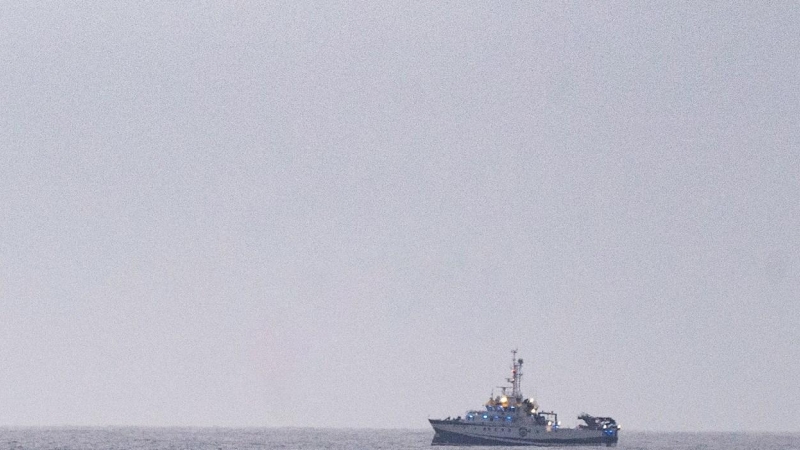 En la imagen, el buque 'Ángeles Alvariño' fotografiado este lunes frente a la bahía del puerto de Santa Cruz de Tenerife, donde continúa la búsqueda de las niñas Anna y Olivia.