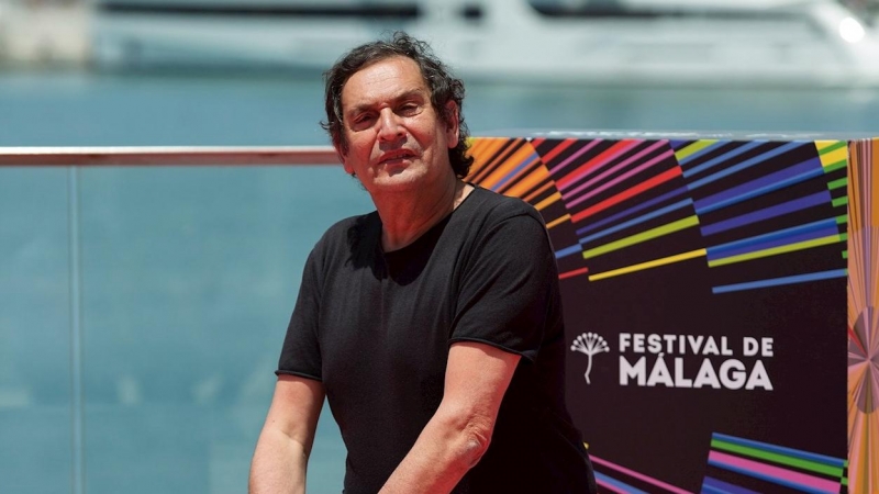 El director Agustí Villaronga posa durante la presentación de su película 'El vientre del mar', en Málaga. - EFE