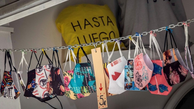 Varias mascarillas son expuestas para su venta en una tienda del centro histórico de Valencia mientras algunos partidos políticos han abierto el debate sobre el fin de la mascarilla obligatoria al aire libre.