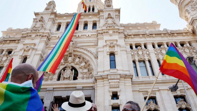 Imagen de archivo de una manifestación a favor de los derechos LGTBI frente al Ayuntamiento de Madrid. REUTERS/Susana Vera