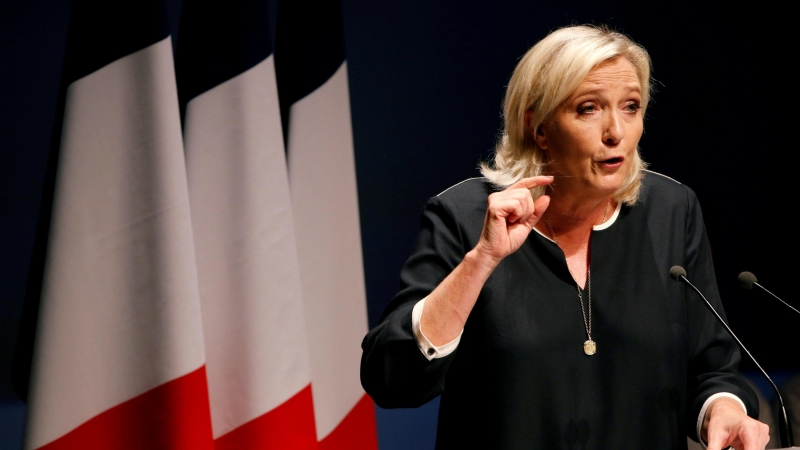 Imagen de archivo de la líder de extrema derecha (RN), Marine Le Pen, dando un discurso, en Frejus (Francia). - REUTERS