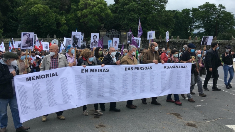 Los manifestantes transportan un memorial con los nombres de las víctimas de la dictadura en Galicia. - Xoán Blanco