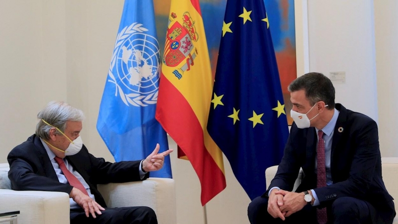El presidente del Gobierno, Pedro Sánchez (d), durante la reunión mantenida con el secretario general de Naciones Unidas, António Guterres (i), de visita oficial en España, este viernes en Moncloa.