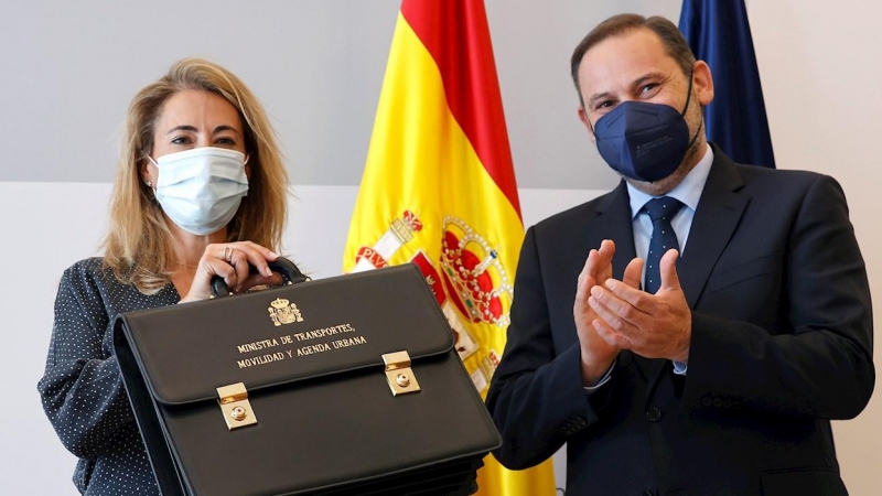 La nueva ministra de Transporte, Movilidad y Agenda Urbana, Raquel Sánchez (i), asume el cargo y recibe la cartera de manos de su antecesor, José Luis Ábalos.
