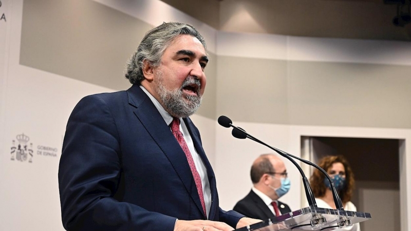 El exministro de Cultura y Deportes José Manuel Rodríguez Uribes pronuncia un discurso durante el acto de traspaso de cartera a su sucesor en el cargo, Miquel Iceta.