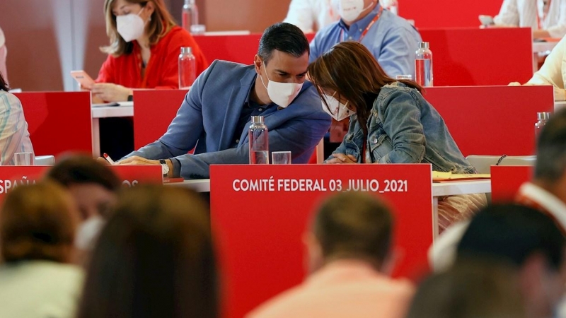 El secretario general del PSOE y presidente del Gobierno, Pedro Sánchez, conversa con Adriana Lastra durante la reunión del Comité Federal del partido.