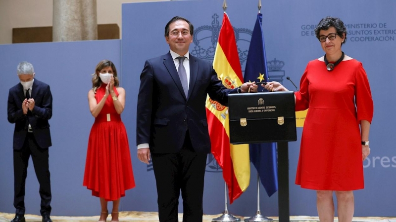 El ministro de Asuntos Exteriores, Unión Europea y Cooperación, José Manuel Albares, recibe la cartera ministerial de manos de su predecesora, Arancha González Laya.
