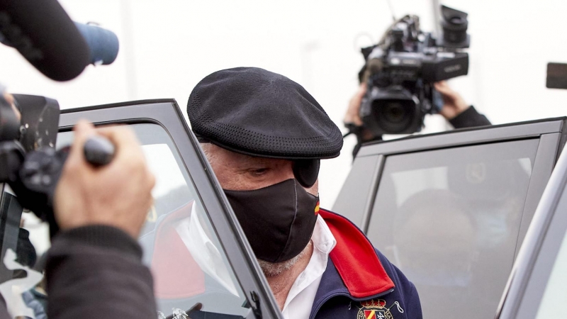 El excomisario José Manuel Villarejo sale de la cárcel de Extremera, en Madrid.