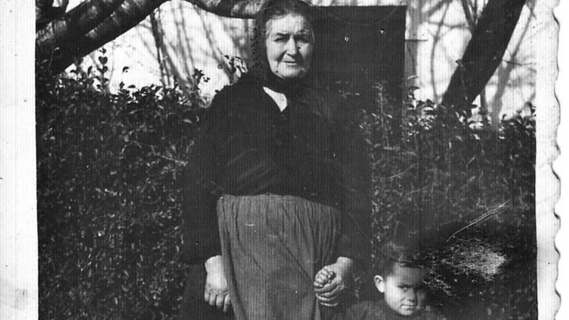 Josefa Portela Babío, con su nieto Juan.
