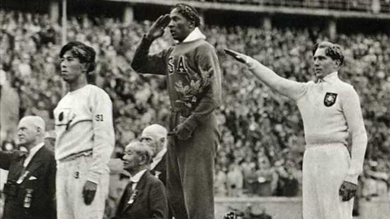 Jesse Owens, entre Naoto Tajima y Luz Long, tras ganar la prueba de salto de longitud en los Juegos Olímpicos de Berlín.