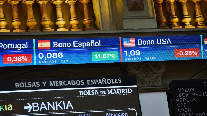 Los paneles informativos del Palacio de la Bolsa de Madrid mientras el valor de los títulos de deuda pública española e internacionales. E.P./Jesús Hellín