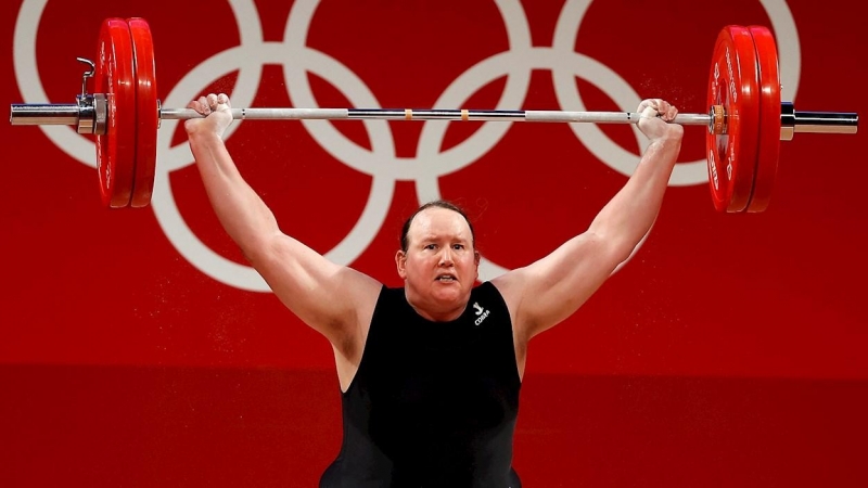 Laurel Hubbard, representando a, Nueva Zelanda en el primer intento de levantar 120kg durante los Juegos Olímpicos de Tokio 2020