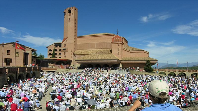 El santuario de Torreciudad, situado a orillas del embalse de El Grado (Huesca), es el edificio central de la estructura del Opus Dei.