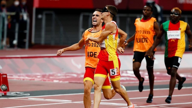 Gerard Descarrega (d) y su guía, Guillermo Rojo, se proclamaron campeones paralímpicos en la prueba de 400 metros.