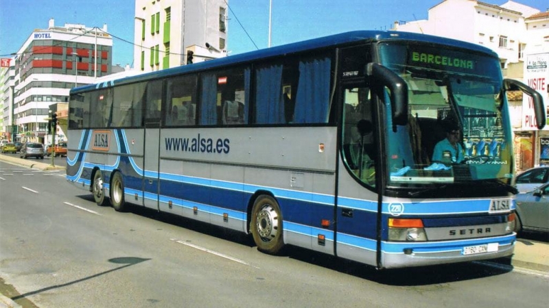 Un autocar d'Alsa a Dènia.