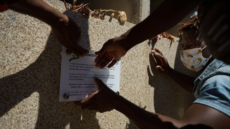 Colocación de la placa con los algunos de los nombres de las víctimas encontradas en una cayuco a la deriva a sur de la isla canaria de El Hierro, el pasado junio en un cementerio de Tenerife.