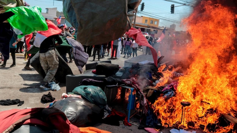 Varias personas queman carpas donde pernoctaban migrantes en Iquique (Chile).