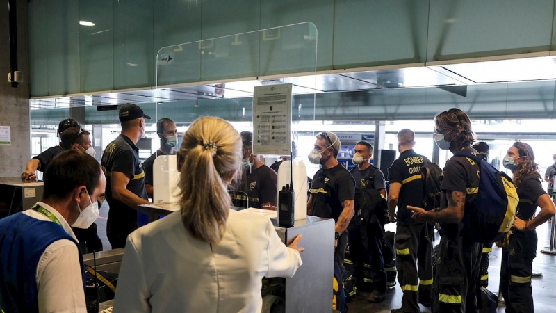Bomberos del Consorcio de Gran Canaria aguardan en el aeropuerto de La Palma a coger un vuelo de regreso a Gran Canaria.