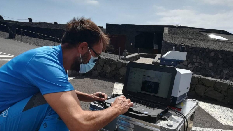 Monitorización de las emisiones del volcán de La Palma desde el centro de visitantes de los Volcanes en Fuencaliente, al sur de la isla, un lugar ideal por su baja nubosidad.